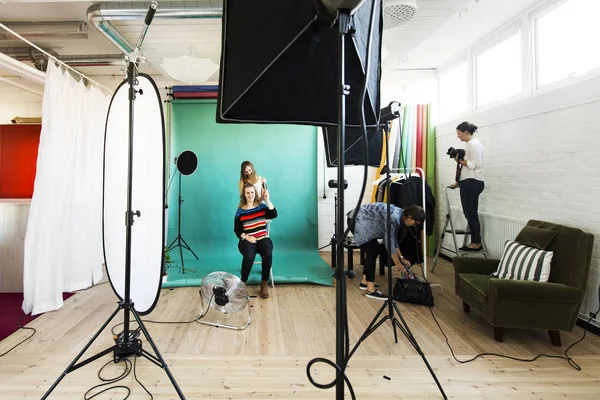 Modemodel in Vorbereitung auf Fotoshooting — Stockfoto