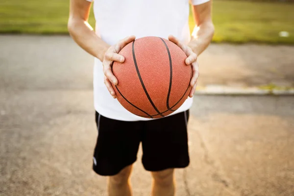 Chłopca gospodarstwa koszykówki w parku — Zdjęcie stockowe