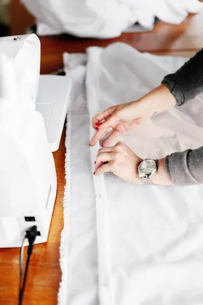 Projektant mody, pracować z tkanin — Zdjęcie stockowe