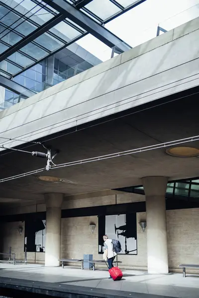 Homme avec bagages marchant sur la gare — Photo