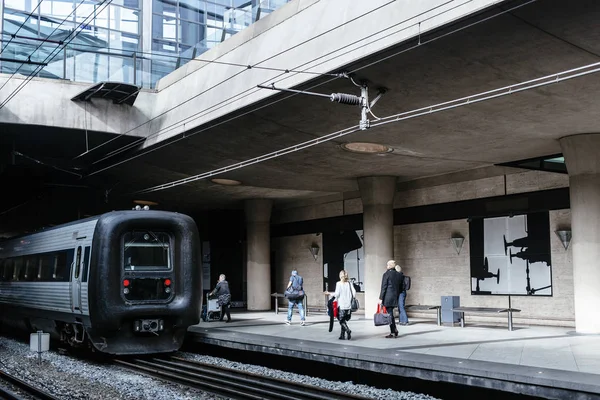 Menschen gehen auf Bahnsteig — Stockfoto