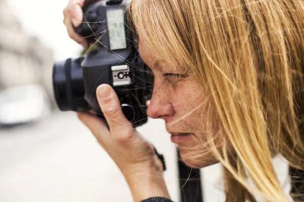 Mulher fotografando através de câmera digital — Fotografia de Stock