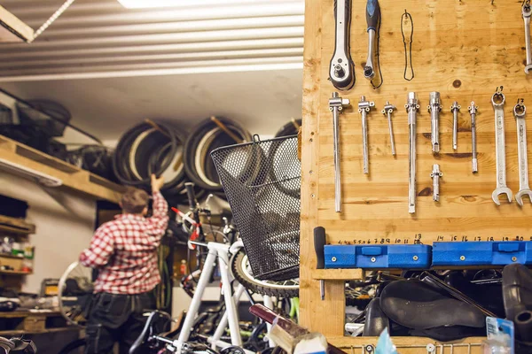 Férfi dolgozó kerékpár szaküzlet — Stock Fotó