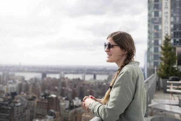 Mujer mirando el paisaje urbano — Foto de Stock