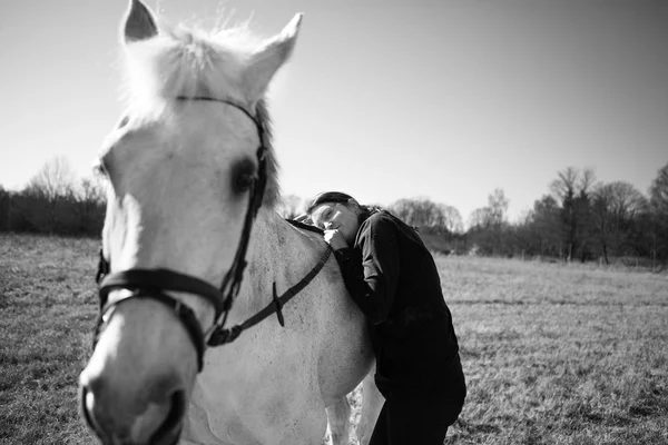 Woman resting on horse — Stock Photo, Image