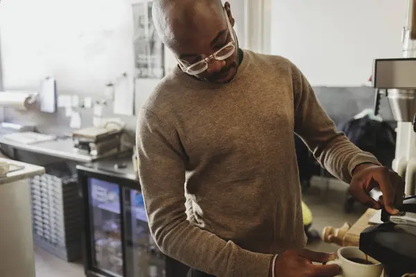 Jonge man maken van koffie — Stockfoto