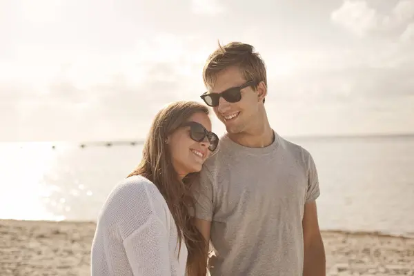 Paar genieten van vakantie op strand — Stockfoto