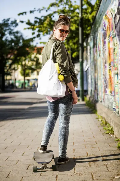 Mujer de pie en el monopatín — Foto de Stock