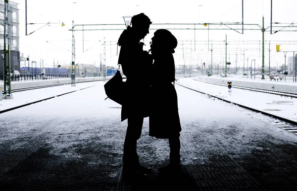 Silhouette couple standing on platform — Stock Photo, Image
