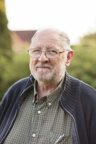 Smiling senior man in park — Stock Photo, Image