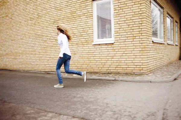 Женщина бежит по улице — стоковое фото