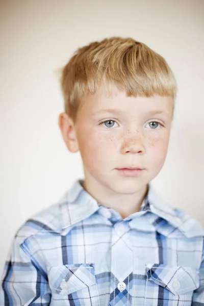 Portret Van Blonde Jongen Met Sproeten Tegen Muur Thuis — Stockfoto