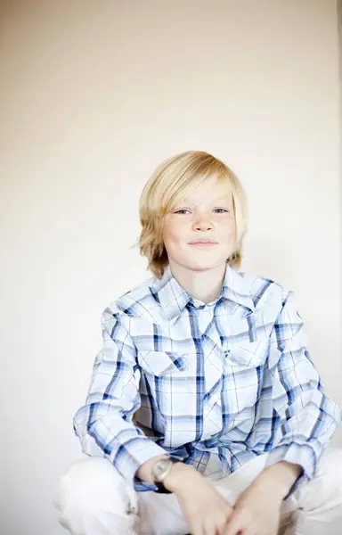 Blond Preteen Boy Sitting Wall Home — Stock Photo, Image