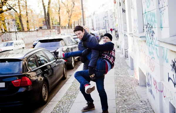 Hombre llevando amigo varón — Foto de Stock