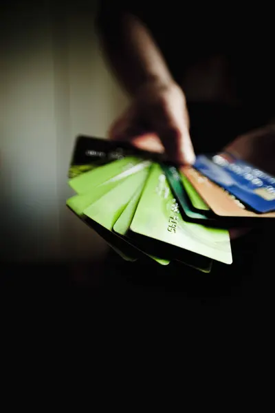 다양 한 신용 카드를 들고 손 — 스톡 사진