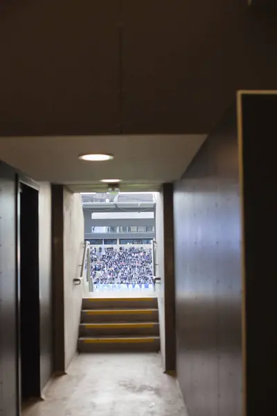 Stadion durch Tür gesehen — Stockfoto