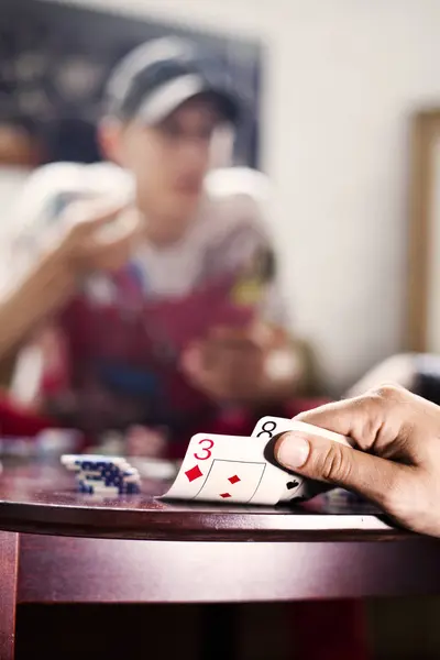 Mano abierta jugando a las cartas — Foto de Stock