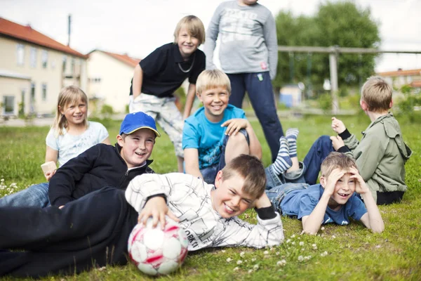 Gelukkig schoolkinderen met voetballen — Stockfoto