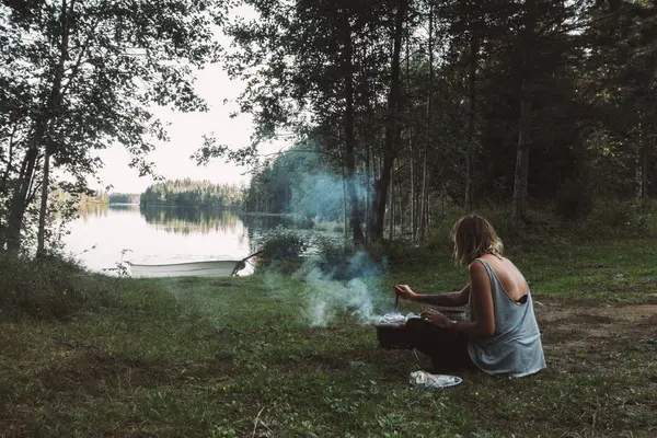 湖边烧烤的女人 — 图库照片