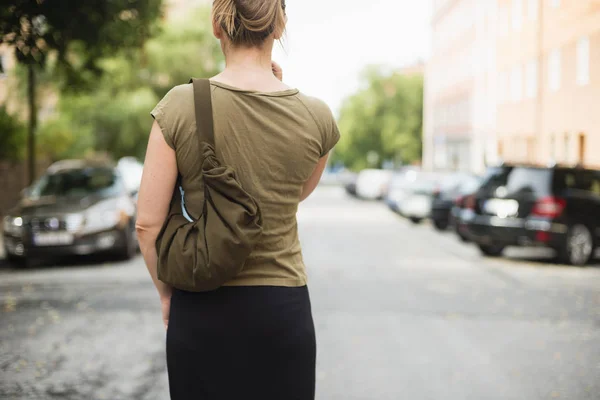 Frau läuft auf Straße — Stockfoto