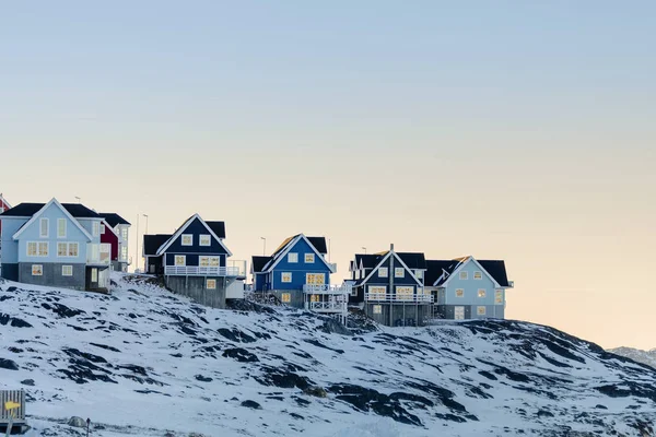 Besneeuwde landschap met residentiële gebouwen — Stockfoto