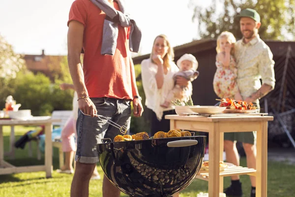 Family Children Watching Man Barbecue Grill — Stock Photo, Image
