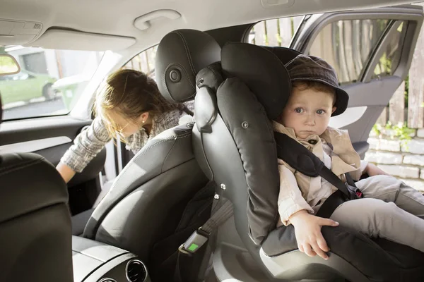 Toddler boy sitting in car — Stock Photo, Image