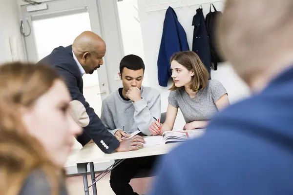 Lehrer Gespräch Mit Schülern Klassenzimmer — Stockfoto