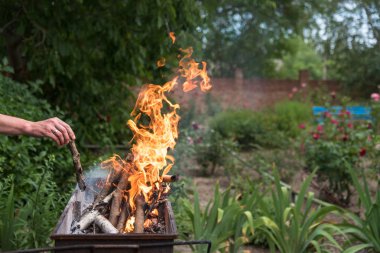 Izgara, kızartma et için hazırlık ateş yakar