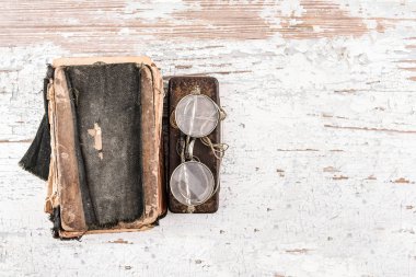 Antik dua kitabı yuvarlak gözlük 1920'lerde ve ahşap masa, üstten görünüm, metin veya tasarım öğeleri için alan davaya