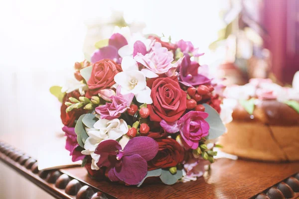 Beautiful colorful wedding bouquet on a wooden table — Stock Photo, Image