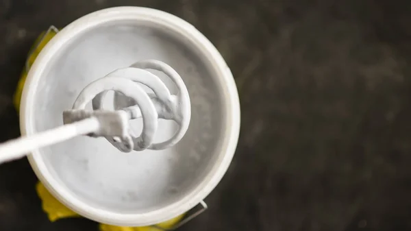 Mikser üzerinde duvar, DIY araçları ve parçaları, iş akışını yakın, afiş kopya alanı ile beyaz boya ile kova kürek