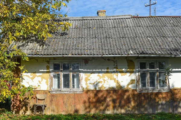 Aldeia de Voroblevychi, distrito de Drohobych, Ucrânia Ocidental - 14 de outubro de 2017: Uma casa velha, vida rural, série em torno da aldeia — Fotografia de Stock