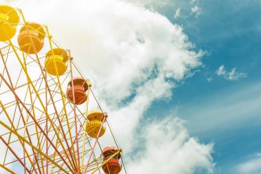 Dönme dolap ile mavi bulutlu gökyüzü arka plan, yaz tatili Tema, boşaltmak