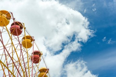 Dönme dolap ile mavi bulutlu gökyüzü arka plan, yaz tatili Tema, boşaltmak