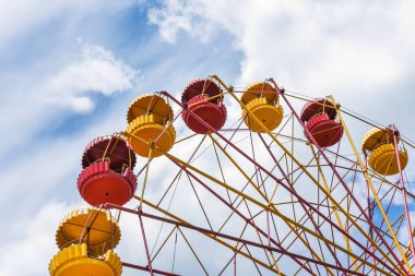 Dönme dolap ile mavi bulutlu gökyüzü arka plan, yaz tatili Tema, boşaltmak