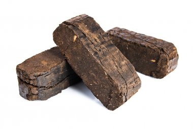 Beyaz arka plan üzerinde alternatif yakıtlar izole turba briketler