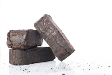 Beyaz arka plan, alternatif yakıtlar, metin için yer turba briketler