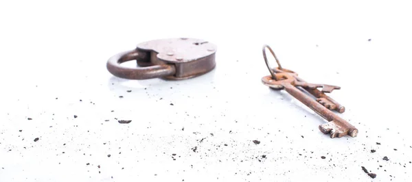 Vieux cadenas avec touches sur fond blanc, rouillé, objets rétro — Photo