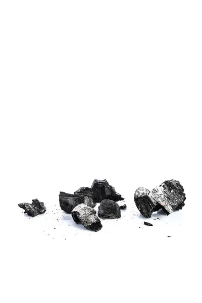 Carvão sobre fundo branco, com sombras e reflexos, local para texto, amostra — Fotografia de Stock