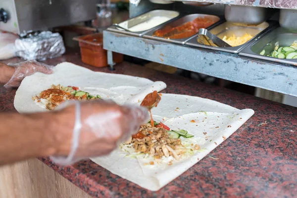 Főzési folyamat, munkafolyamat, shawarma, hagyományos török hús — Stock Fotó