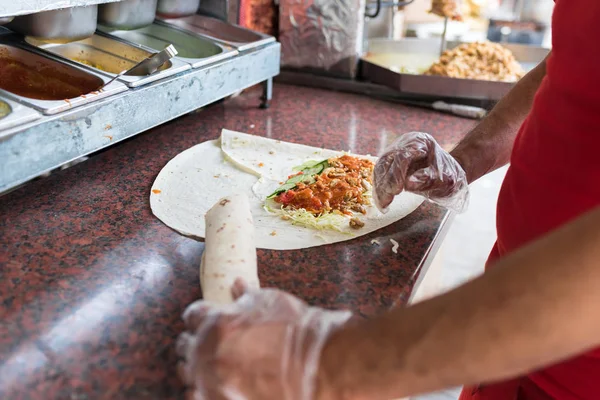 Főzési folyamat, munkafolyamat, shawarma, hagyományos török hús — Stock Fotó