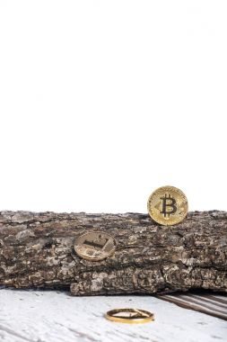 Bitcoin, litecoin ethereum ve eski paralar, metin için yer vintage ahşap arka plan, beyaz zemin üzerine altın sikke. Konsept: cryptocurrency ateş.