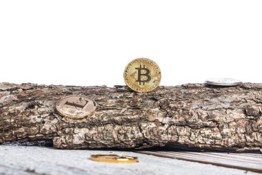 Bitcoin, litecoin ethereum ve eski paralar, metin için yer vintage ahşap arka plan, beyaz zemin üzerine altın sikke. Konsept: cryptocurrency ateş.