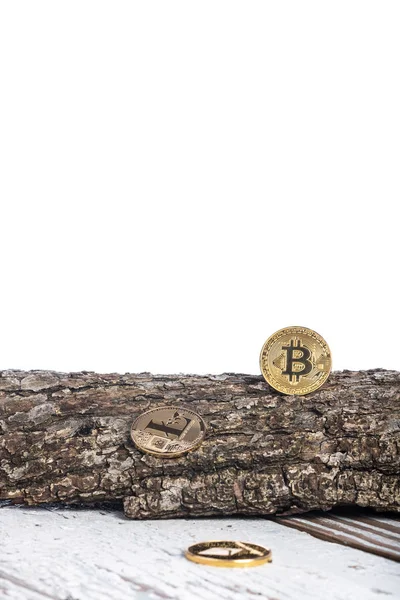 Bitcoin, éthérée litecoin et pièces anciennes, pièces d'or sur fond bois vintage, fond blanc avec espace pour le texte. Concept : fièvre crypto-monétaire . — Photo
