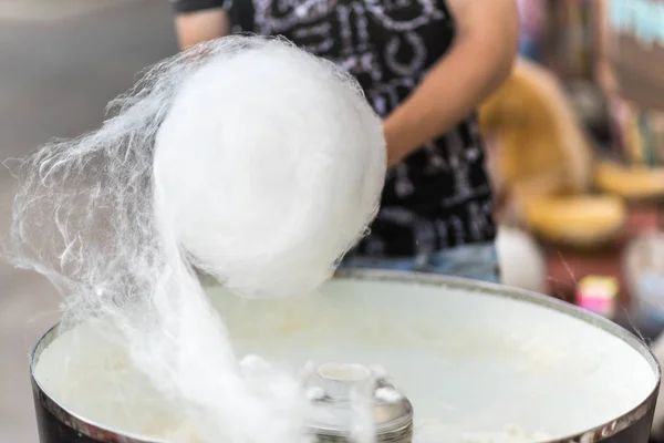 Het proces van het maken van suikerspin, close-up — Stockfoto