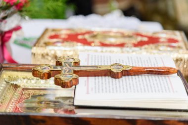 Süslü ahşap çapraz, dua kitabı, simge ve İncil Hıristiyan tapınaktaki sunak üzerinde yalan