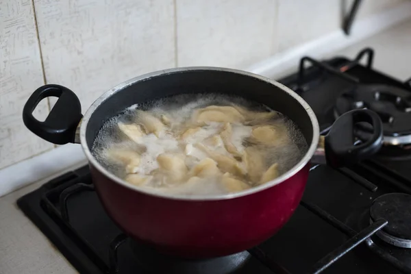 Fare gnocchi a casa, bollire in acqua, flusso di lavoro. Ucraina . — Foto Stock