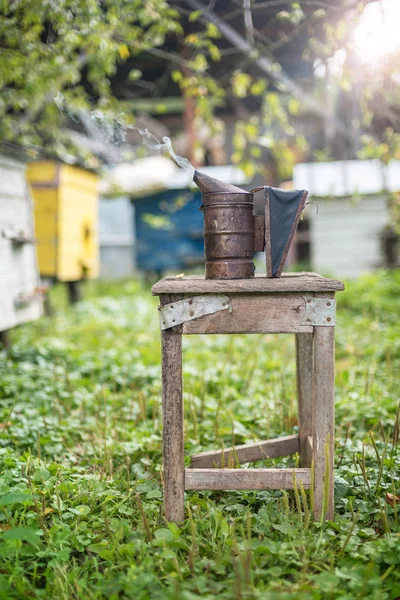 Оборудование для пчеловодства - курильщик пчел, процесс получения меда, собственная безопасность — стоковое фото