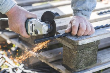 Açı değirmeni kullanarak metal kesme işlemi iş akışı